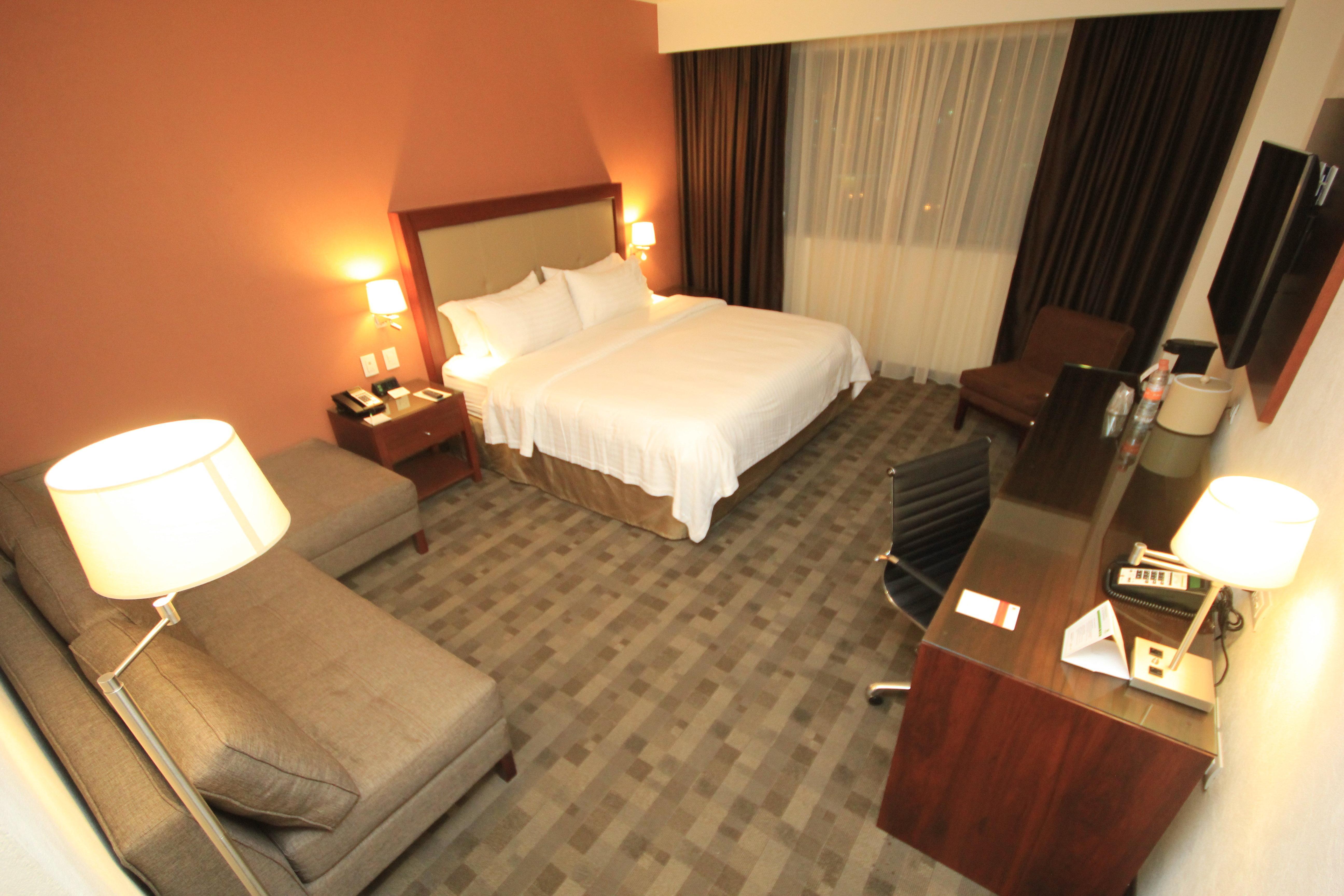 Holiday Inn & Suites Plaza Mayor By Ihg Леон Экстерьер фото
